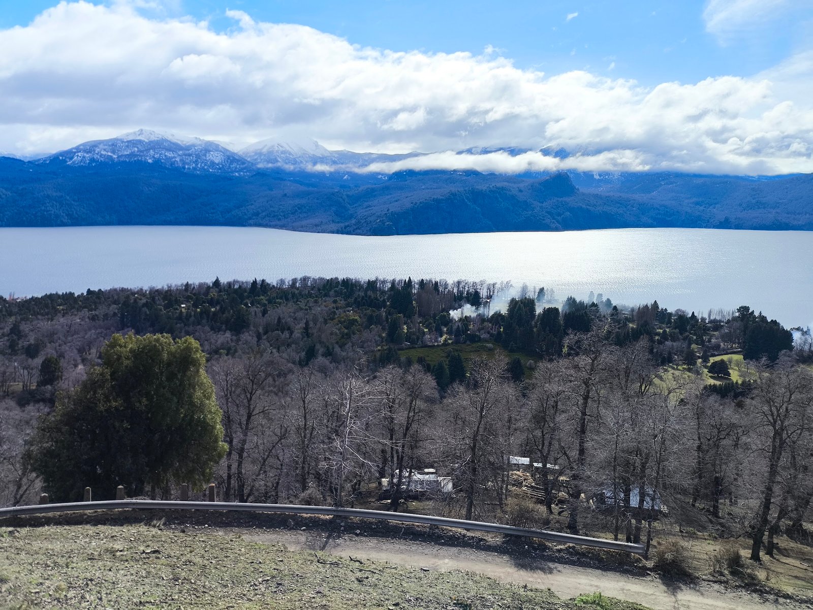Vista panorâmica de lago e montanhas durante a expedição